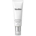 Medik8 Advanced Day Ultimate Protect 50 ml ansiktskräm med solskydd mot åldrande i vit tub med silverpump.