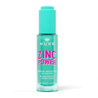 Nuxe Zinc Power Blemish and Spot Control Serum mot orenheter i en turkos glasflaska med rosa text och matchande lock