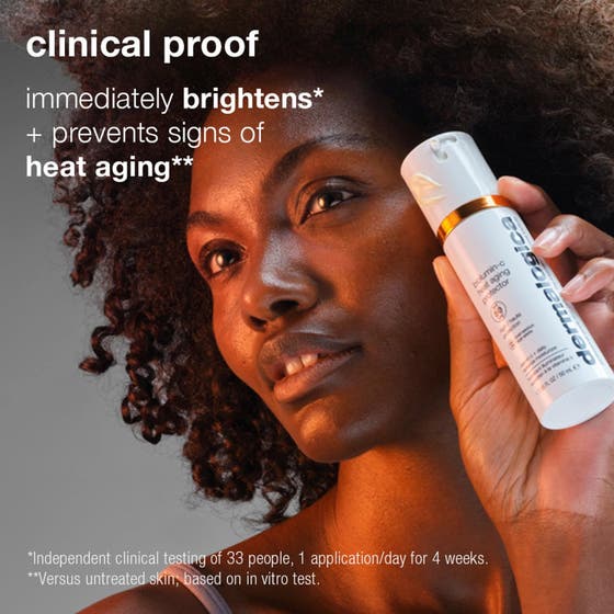 Dermalogica Biolumin-C SPF50 Duo 2 X 50 ml glødgivende ansiktskrem holdt av kvinne i varmt lys som forebygger aldring.