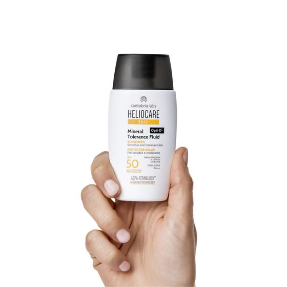 Heliocare Mineral Tolerance Fluid 50 ml solcreme SPF 50 viser en rund klat af den beige og lette flydende tekstur