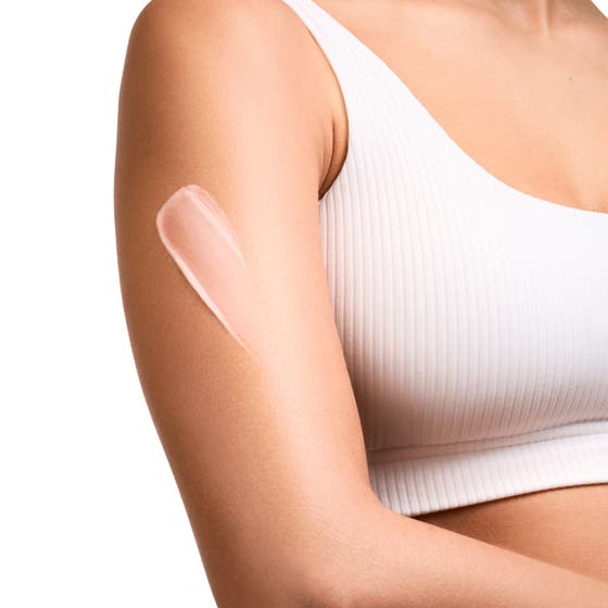 Biotherm Collagen Fit Body Milk 400 ml bodylotion med ferskenfargede dråper av koffein og kollagenpeptider