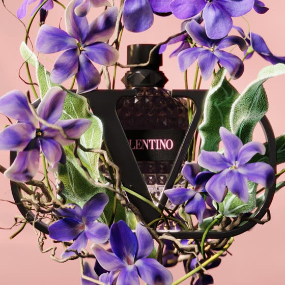 Valentino Born in Roma Uomo Eau de Toilette 50 ml herreduft innrammet av svart V-logo og lilla blomster