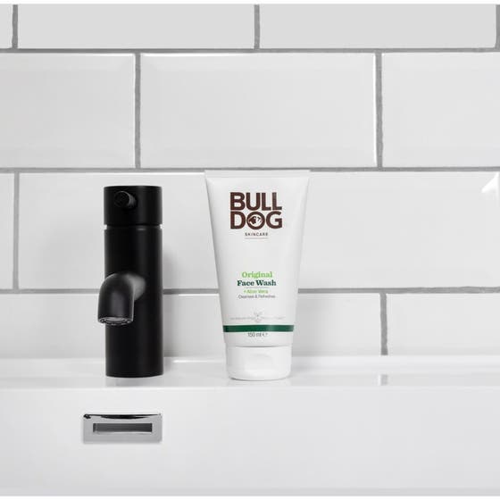 Bulldog Skincare Routine Original Face Wash 150 ml rengörande ansiktstvätt på tub intill en svart kran.