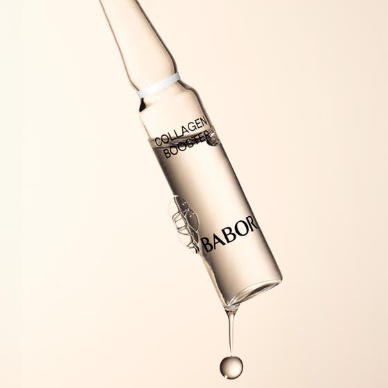 Babor Ampoule Collagen Booster 14 ml oppstrammende serum i en glassampulle med en klar dråpe som faller.
