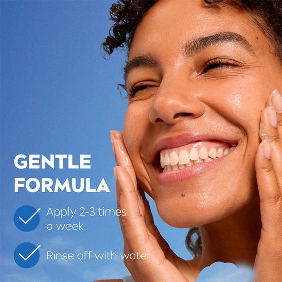 NIVEA Refreshing Exfoliating Scrub 150 ml uppfriskande ansiktsskrubb på leende kvinna med texten gentle formula