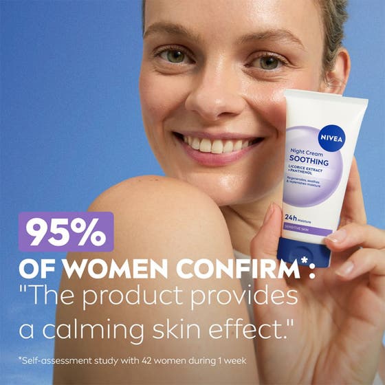 NIVEA Soothing Night Cream 50 ml lugnande nattkräm med panthenol i vit tub som hålls av en kvinna mot blå bakgrund