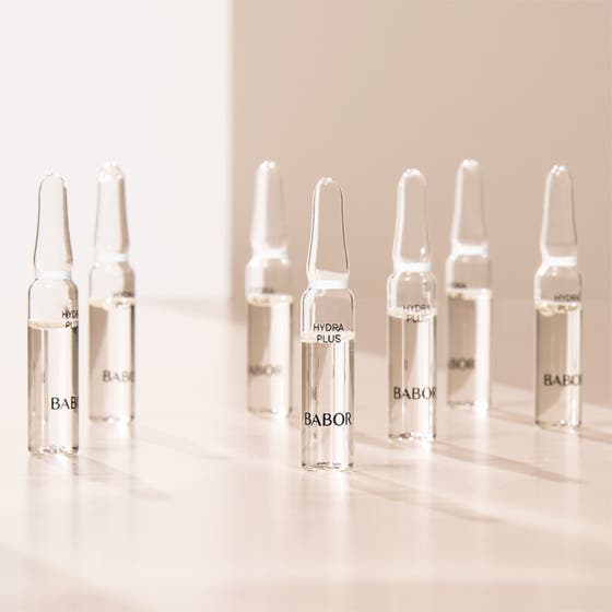 Babor Ampoule Hydra Plus 14 ml fuktighetsgivende serum vist som syv klare glassampuller på en lys, minimalistisk flate.