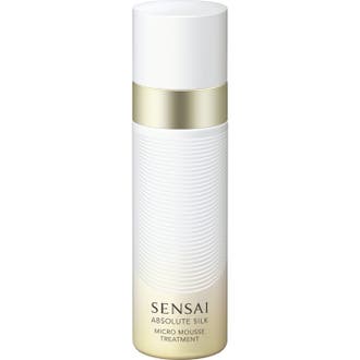 Sensai Absolute Silk Micro Mousse Treatment 90ml der giver fugt i hvid flaske med bølgeformet tekstur og guldring