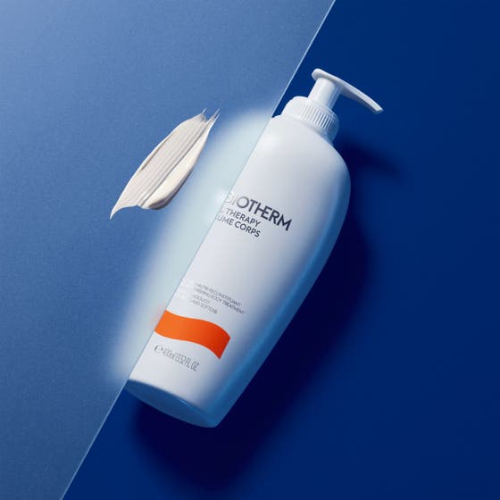 Biotherm Baume Corps Oil Therapy 400 ml fugtgivende bodylotion med en rig cremet hvid tekstur i bløde bølger
