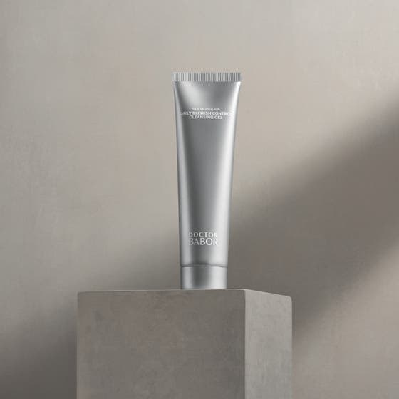 Babor DOC Daily Blemish Control Cleansing Gel 150 ml ansiktsrens i sølvfarget pumpeflaske på en grå betongsokkel.