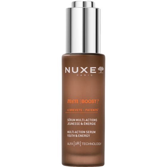 Nuxe Men Boost Multi-Action Serum 30 ml gir energi i en brun frostet glassflaske med sølvpumpe.