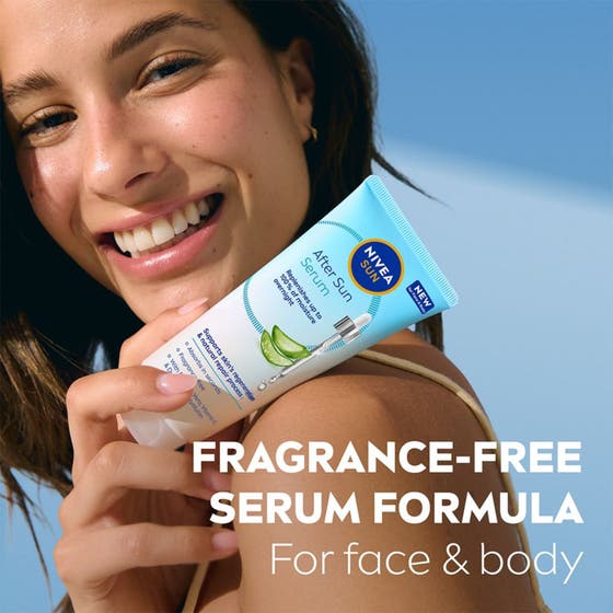 NIVEA After Sun Serum 100 ml kosteuttava after sun -seerumi. Nainen pitelee hajusteetonta tuubia, jossa on aloe veraa.