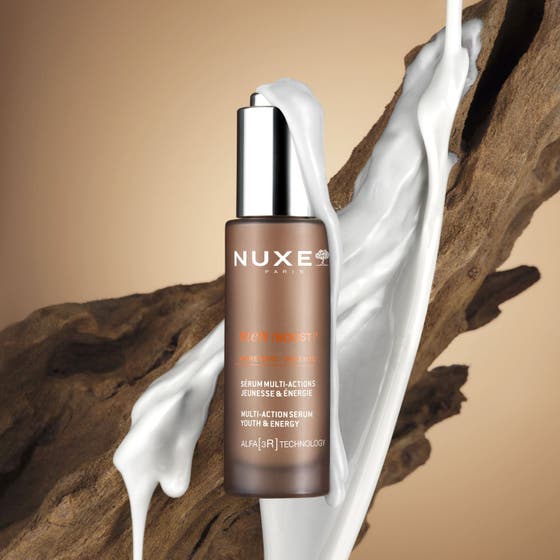 Nuxe Men Multi Action Serum 30 ml fuktighetsgivende ansiktsserum påføres med pipette for å glatte ut huden.