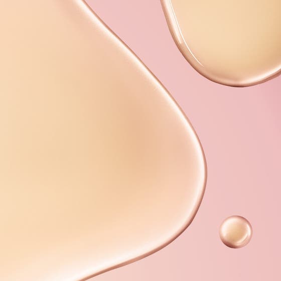 Nuxe Huile Prodigieuse Florale Roll-On 60 ml heleyttävä kuivaöljy levitettynä säären iholle vaaleanpunaisesta pullosta.