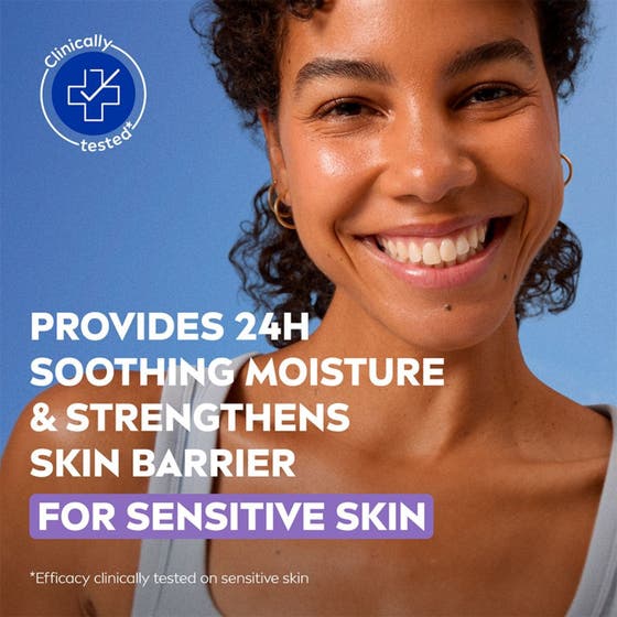 NIVEA Soothing Day Cream 50 ml lugnande dagkräm för känslig hy som stärker hudbarriären visad med leende kvinna.