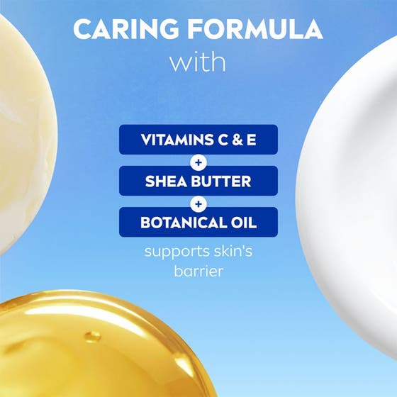 NIVEA Shea Butter & Botanical Oil 250 ml dusjsåpe med sheasmør gir myk hud og helles fra hvit flaske i hånden i dusjen.