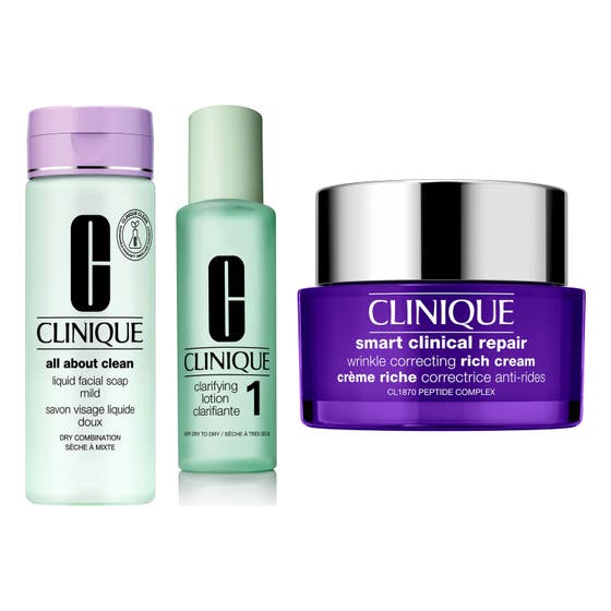Clinique Hudplejesæt med ansigtscreme, lotion og rens der reducerer rynker i lilla krukke og grønne flasker.
