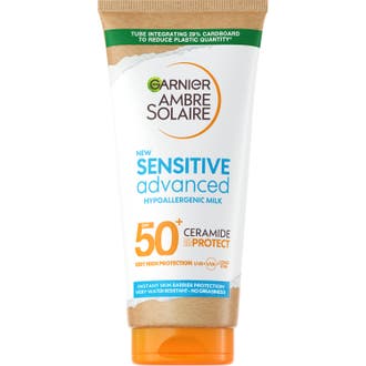 Garnier Ambre Solaire Sensitive Advanced Milk SPF 50+ solkräm med ceramider i en tub av papp med orange lock