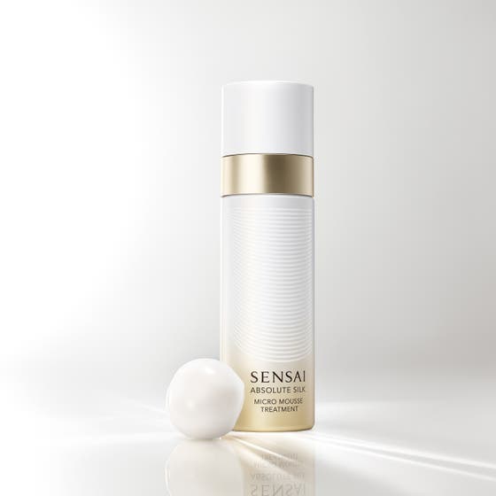 Sensai Absolute Silk Micro Mousse Treatment 90 ml kasvovesi valkoisessa pullossa kultaisilla yksityiskohdilla