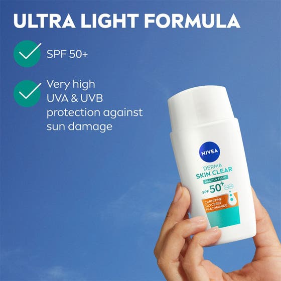 NIVEA Derma Skin Clear Daily UV Fluid 40 ml ultralätt dagkräm med SPF 50+ och niacinamid i hand mot blå himmel