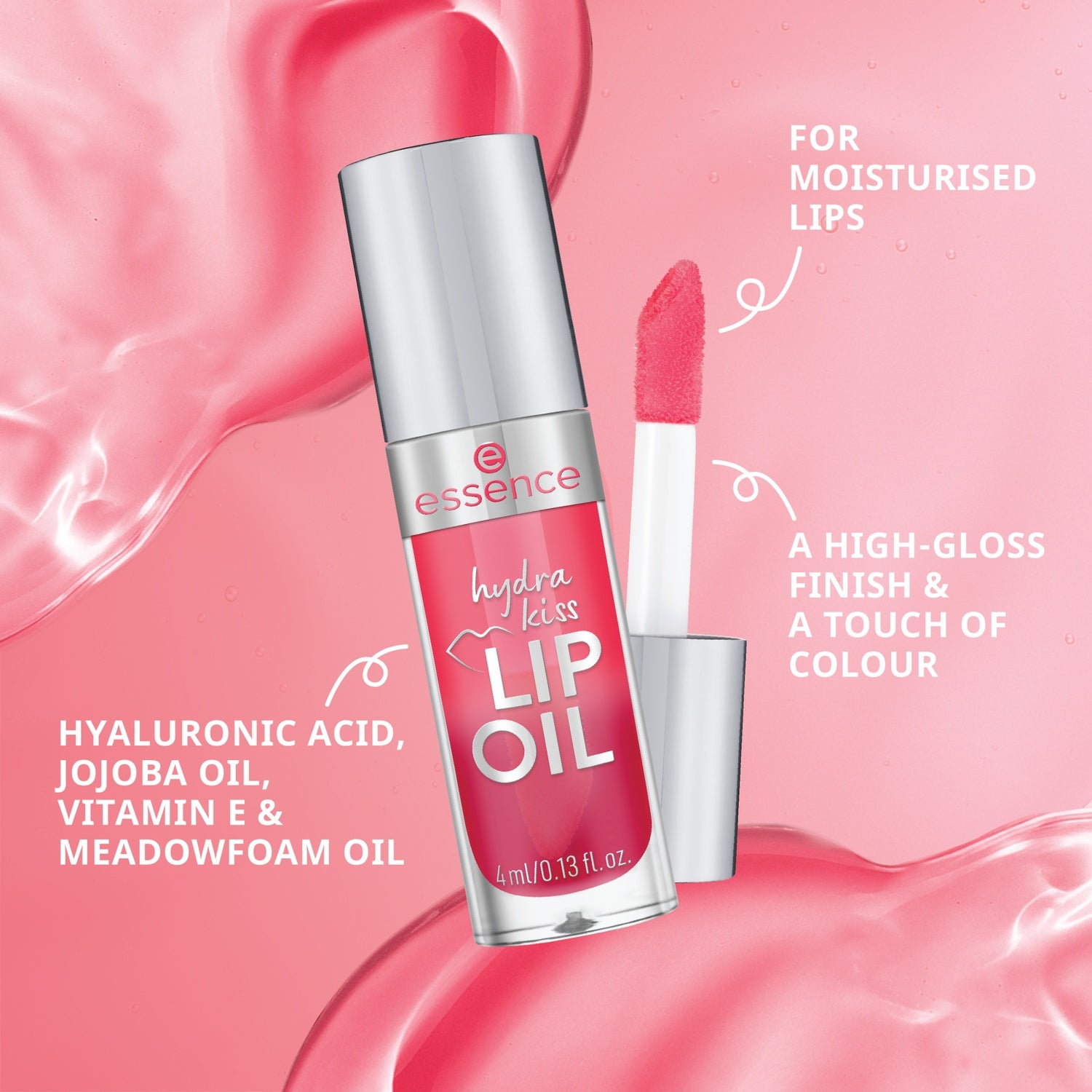 En flaska essence Hydra Kiss Lip Oil 10 Sugar Sparkle med silvrig kork och rosa etikett mot en rosa bakgrund med glansiga texturer. Bredvid flaskan syns applikatorn och text som lyfter fram ingredienser som hyaluronsyra, jojobaolja, vitamin E och meadowfoam-olja för återfuktade läppar med högblank finish.