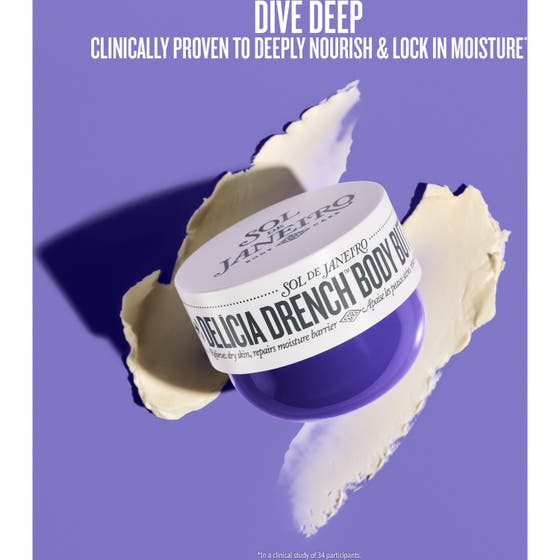 Sol de Janeiro Delicia Drench Body Butter 240 ml är en kräm för torr hud i lila burk mot en krämig bakgrund.