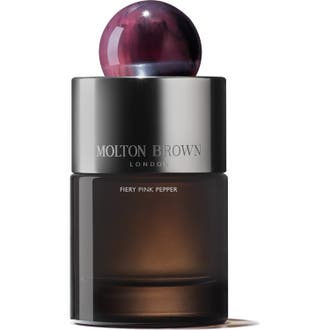 Molton Brown Fiery Pink Pepper Eau de Parfum 100 ml i mørk glasflaske med metallåg og lilla marmoreret kugle