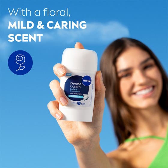 NIVEA Antiperspirant Deo Stick Derma Control Defend 50 ml gir mykere armhuler vist av kvinne mot blå bakgrunn