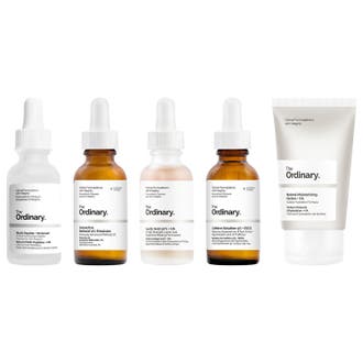 The Ordinary Hudpleiesett for komplett rutine med serum i glassflasker med pipetter og fuktighetskrem i hvit tube.