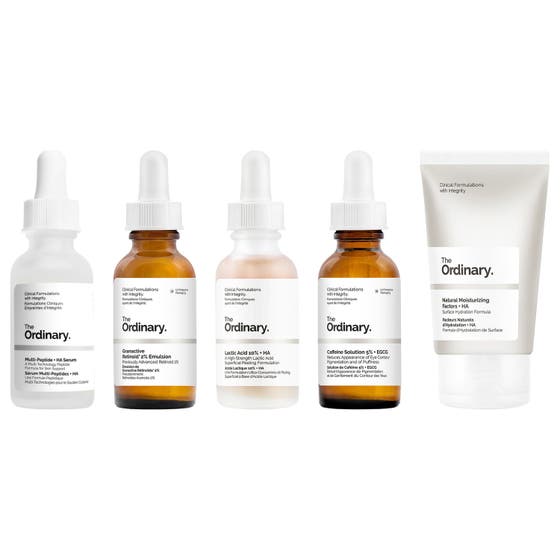 The Ordinary Hudpleiesett for komplett rutine med serum i glassflasker med pipetter og fuktighetskrem i hvit tube.