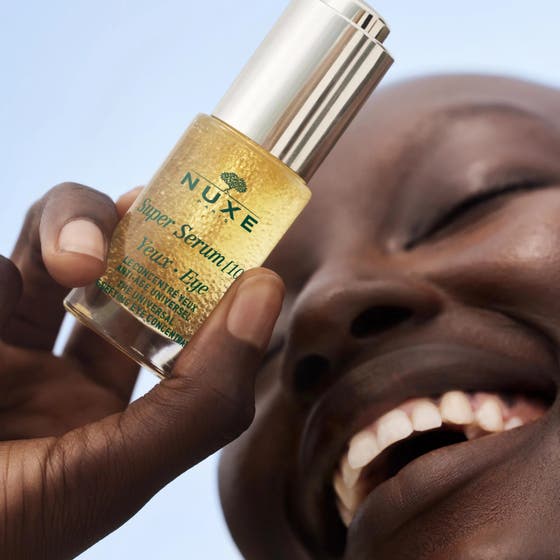 Nuxe Super Serum [10] Eye 15 ml anti-age øyenserum i glassflaske med gyllen geltekstur og mikrokuler.