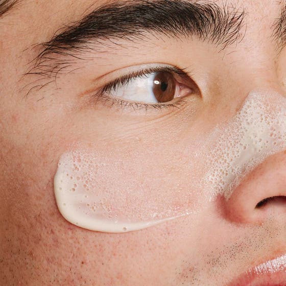 Dermalogica Clear Start Blackhead Clearing Fizz Mask ansigtsmaske fjerner hudorme med hvid boblende tekstur.