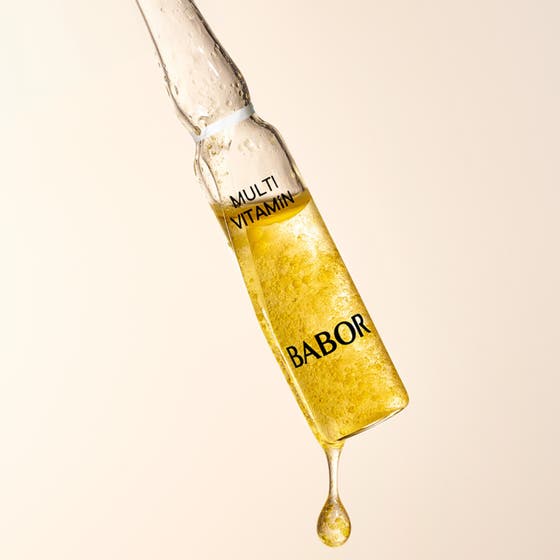 Babor Ampoule Multi Vitamin 14 ml serum gir næring med gul boblende tekstur i glassampulle med dråpe