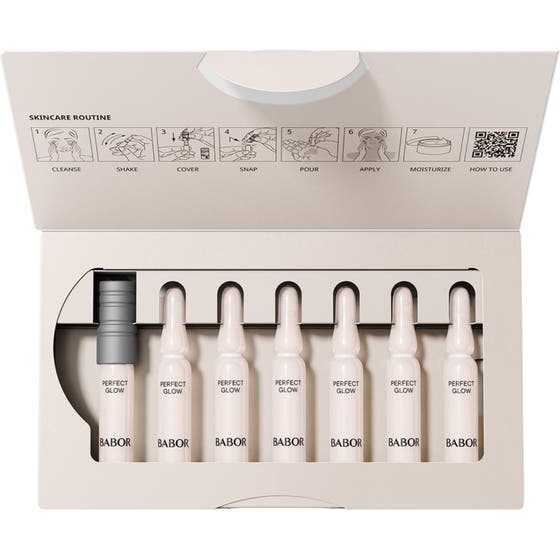 Babor Ampoule Concentrates Perfect Glow 14 ml heleyttävä seerumi avatussa pakkauksessa käyttöohjeilla.