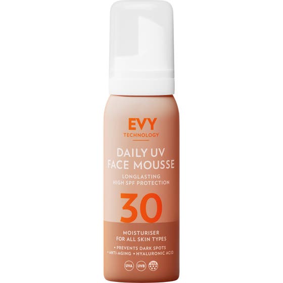 EVY Daily UV Face Mousse SPF 30 gir fuktighet og solbeskyttelse i en ferskenfarget beholder med hvit, matt kork.