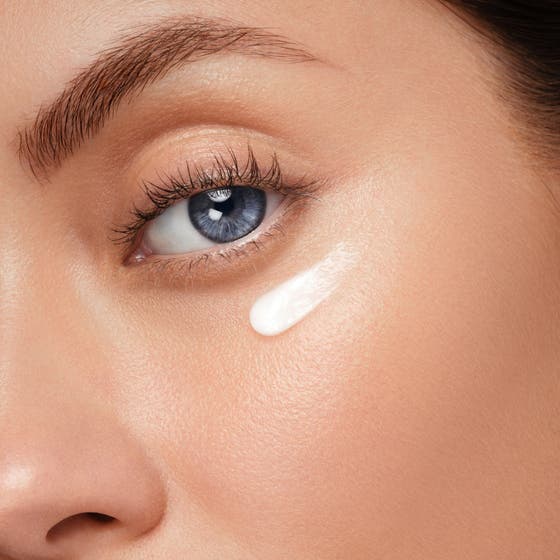 Biotherm Blue Pro-Retinol Eye Cream 15 ml anti-aging øyekrem i hvit og blå eske som reduserer mørke ringer