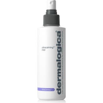 Dermalogica Ultracalming Mist 177 ml beroligende ansiktsspray i hvit plastflaske med grå spraypumpe og lilla detalj