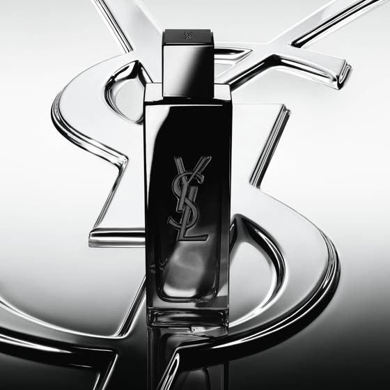 Yves Saint Laurent MYSLF Eau de Parfum herreparfyme i blank sort glassflaske foran metallisk YSL-logo