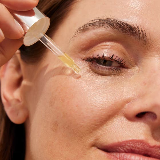 Nuxe Super Serum [10] Eye 15 ml anti-age øyeserum i glassflaske med gylne oljeperler og skinnende gullkork