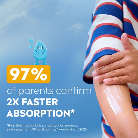 NIVEA Kids Daily UV Protect 100 ml solkräm med SPF50+ som ger snabb absorption på barnets arm mot en blå himmel.