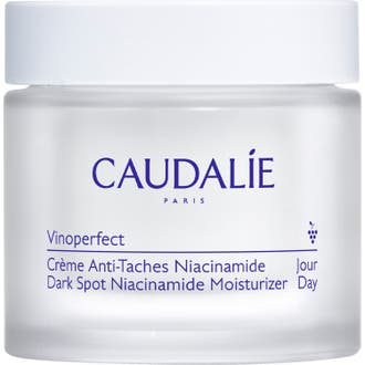 Caudalie Vinoperfect Instant Brightening Moisturizer 50 ml dagcreme i en krukke af frostet glas med hvidt låg