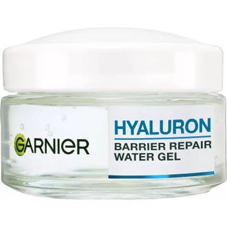 Garnier SkinActive Hyaluronic Aloe Jelly kosteuttava kasvogeeli kirkkaassa lasipurkissa jossa on ilmakuplia sisältävää geeliä