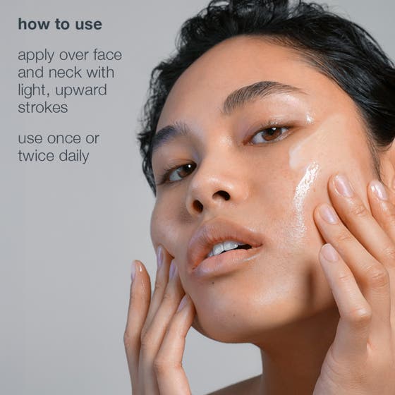 Dermalogica Dynamic Skin Strengthening Serum 30 ml viser en hvit melkeaktig tekstur mot en lilla bakgrunn.