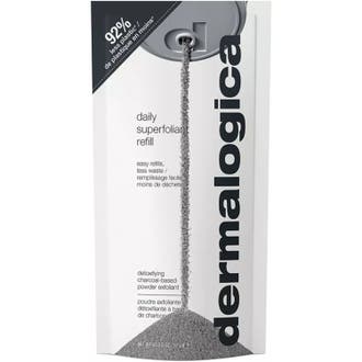Dermalogica Daily Superfoliant Refill 57 g syväpuhdistava kuorintajauhe valkoisessa pussissa josta valuu harmaata jauhetta