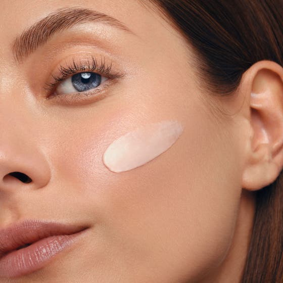 Biotherm Blue Peptides Uplift Cream 50 ml oppstrammende ansiktskrem med SPF 30 i rød krukke med rosa tekstur.