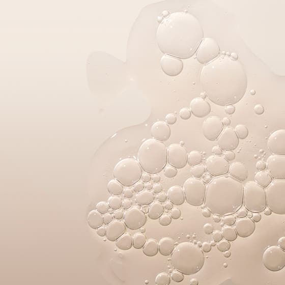 Babor Ampoule SOS Calming 14 ml beroligende serum med en klar flytende tekstur og gjennomsiktige bobler.