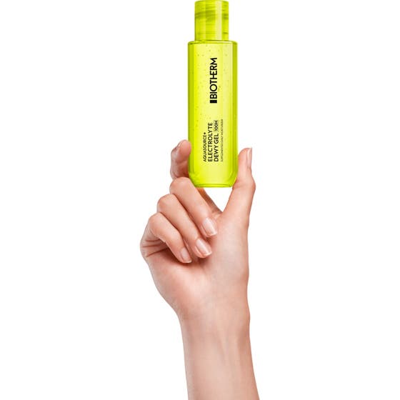 Biotherm Aquasource+ Electrolyte Dewy Gel 100H 100 ml återfuktande dagkräm i neongrön flaska som hålls i en hand.
