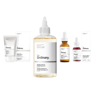 The Ordinary hudplejesæt eksfolierende produkter i hvid tube og klare flasker med pipetter der giver en jævn hudtone