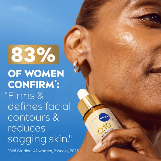 Nivea Q10 Collagen Expert 3IN1 Repairing Serum 30 ml fasthetsgivande serum som ger kontur på en kvinnas kind.