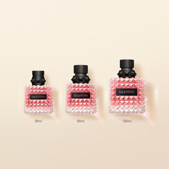 Valentino Born in Roma Donna Eau de Parfum 100 ml dameparfume omgivet af hvide blomster og vaniljestænger